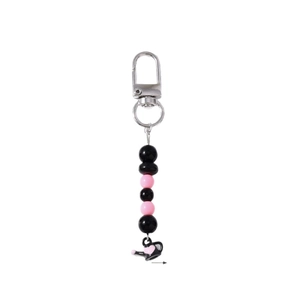 Bijou de téléphone perlé rose et noir avec pendentif théière cœur sur fond blanc