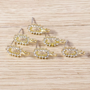 Vue détaillée de six clous d'oreilles ovales dorés sertis de strass pour la création DIY