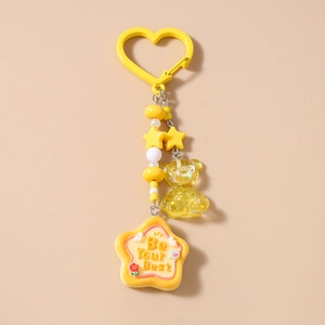 Détail du porte-clés à perles jaunes avec breloque ours et pendentif étoile