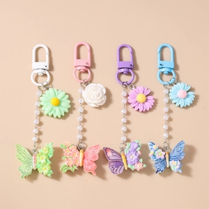 Mode Harz Gänseblümchen Rose Blume Schmetterling Schlüsselanhänger Süße Künstliche Perlenimitat-Kette Tasche Anhänger Damen Mädchen Blumiger Schlüsselring