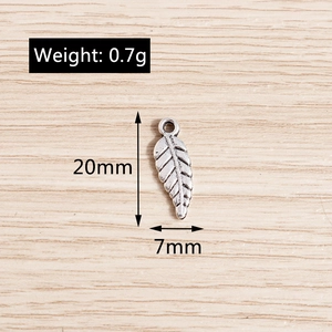 Ciondolo a piuma d'argento di 20mm x 7mm con peso di 0,7g per creazione gioielli
