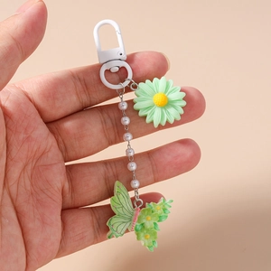 Detailansicht Schlüsselanhänger mit Gänseblümchen, Schmetterling und Perlenkette