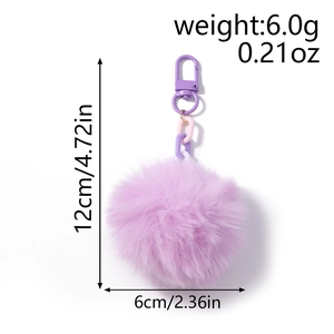 Vue détaillée du porte-clés pompon en fausse fourrure de lapin violet avec mesures