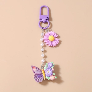Detail von lila Gänseblümchen und Schmetterling Schlüsselanhänger mit Perlenkette