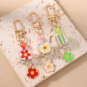 Set portachiavi a margherita con perline alla moda e ciondoli a fiori colorati