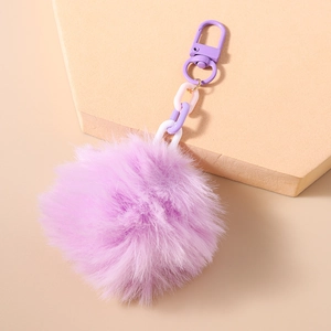 Détail d'un porte-clés en fausse fourrure violette avec chaîne plastique et mousqueton
