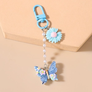 Detail von Schmetterling und Gänseblümchen Schlüsselanhänger mit weißer Perlenkette