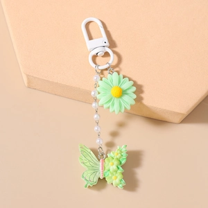 Detailansicht von Gänseblümchen Schlüsselanhänger mit Perlenkette und grünem Anhänger