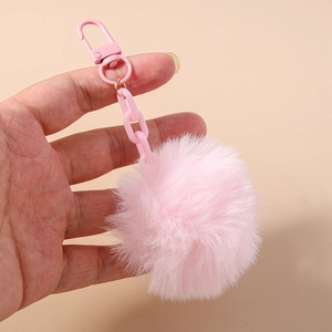Vue détaillée d'un porte-clés en fausse fourrure rose avec un fermoir mousqueton assorti