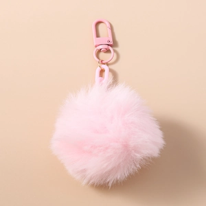 Détail d'un porte-clés en fausse fourrure de lapin rose avec fermoir en métal assorti
