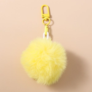 Vue détaillée d'un porte-clés en fausse fourrure jaune avec chaîne et fermoir mousqueton