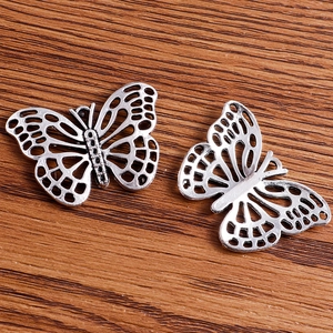 Fünf hohle Schmetterlingsanhänger auf Holz für DIY Schmuck Ketten und Ohrringe