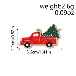 Vue détaillée du pendentif camion de Noël en émail rouge avec sapin et accents dorés