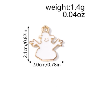 Détail montrant les dimensions d'un pendentif bonhomme de neige en émail blanc et bord doré