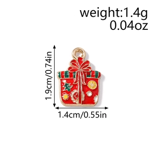 Détail de la breloque cadeau de Noël en émail rouge avec nœud doré et dimensions précises