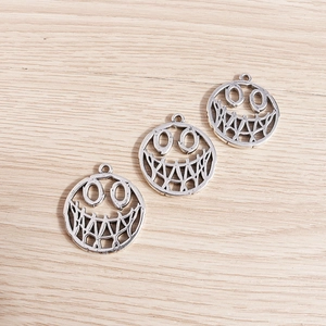 Detailansicht von drei gotischen lächelnden Metallanhängern für DIY-Schmuckherstellung