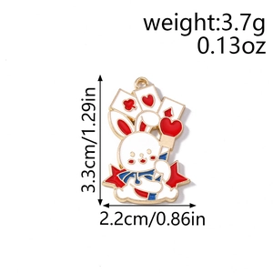 Vue détaillée du pendentif lapin en émail avec dimensions et motifs de cartes