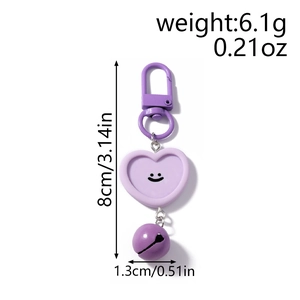 Détail du porte-clés cœur violet avec clochette et spécifications de taille du produit