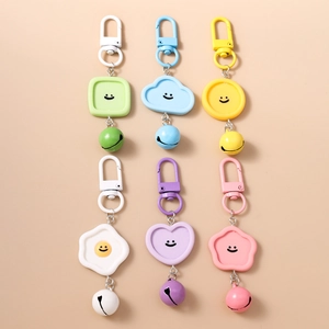 Mignon Porte-clés en Résine Visage Souriant Avec Clochette Couleur Macaron Cœur Nuage Œuf au Plat Étoile Pendentif Sac Cadeau Femme Enfant