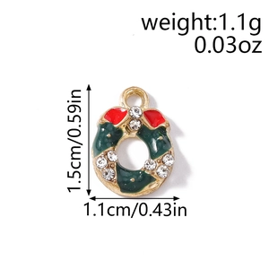 Vue détaillée de la taille du pendentif couronne de Noël avec émail et strass brillants