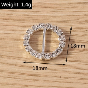 Detailed macro view of 18mm round crystal pendant with 1.4g weight and silver base