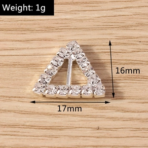 Macro shot of 1g triangle diamond rhinestone jewelry pendant with 16mm x 17mm dimensions