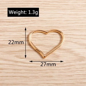 Dettaglio di un ciondolo a cuore dorato con larghezza di 27mm e peso di 1,3g