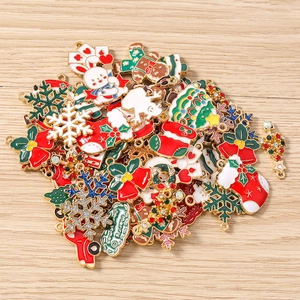 Gros plan de breloques de Noël en émail coloré avec bonhommes de neige pour bijoux DIY
