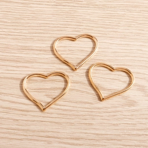 Set di 3 ciondoli a cuore dorati minimalisti per la creazione di gioielli fai da te