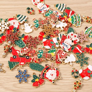 Détail macro des breloques de Noël en alliage avec designs de Père Noël et sapin