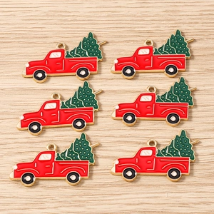 Détail de six pendentifs camions de Noël émaillés rouges avec petits sapins verts