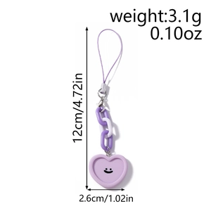 Vue détaillée d'une dragonne de téléphone cœur violet avec chaîne et sourire