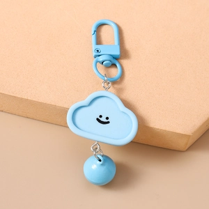 Porte-clés nuage bleu souriant avec mousqueton assorti et détail de pendentif sphérique