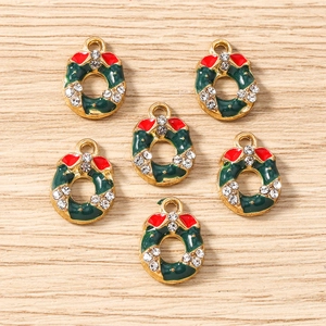 Vue détaillée de 6 breloques couronne de Noël vertes avec nœud rouge et strass blancs brillants