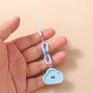 Détail d'un charme de téléphone nuage bleu souriant avec chaîne plastique et clip métallique