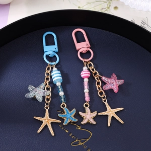 Porte-clés étoile de mer perlé avec perles rayées et mousqueton en bleu et rose