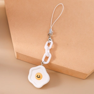 Détail du bijou de téléphone œuf au plat avec smiley jaune et chaîne blanche