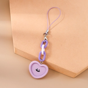 Détail d'un pendentif coeur violet souriant avec chaîne épaisse et cordon en nylon