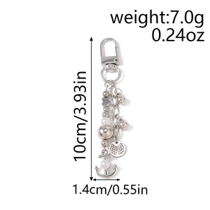 Détail du porte-clés perle avec pendentif ancre et disque strass incluant dimensions