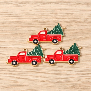 Détail du pendentif camion de Noël rouge avec sapin vert et bords en alliage doré