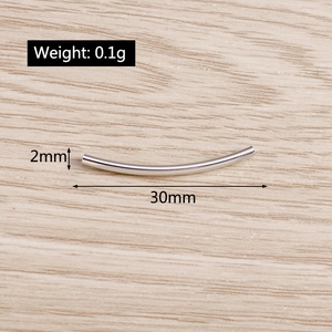 Détail macro du tube incurvé en métal argenté de 2x30mm pour création de bijoux DIY