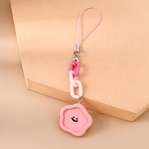 Détail d'un pendentif fleur rose avec smiley, chaîne en plastique et fermoir métal