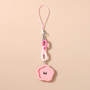 Vue détaillée du bijou de téléphone fleur rose avec visage souriant et chaîne dégradée
