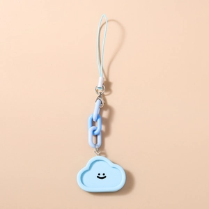 Détail d'un pendentif nuage bleu ciel avec sourire, chaîne en plastique et fermoir