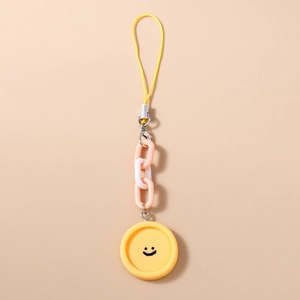 Détail du pendentif smiley jaune avec chaîne acrylique colorée et cordon jaune de sac