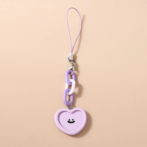Détail du pendentif cœur violet avec sourire et accessoire de chaîne en plastique