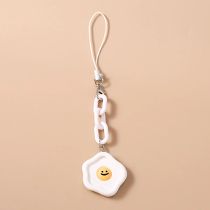 Détail d'un pendentif œuf au plat créatif avec smiley sur une chaîne de téléphone en acrylique