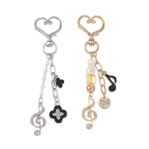 Porte-clés élégants en perles avec trèfle et notes de musique en finitions or et argent