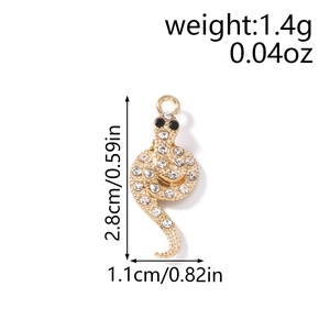 Vue détaillée du pendentif serpent doré avec strass et dimensions du produit