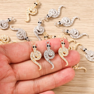 Détails des pendentifs serpent en strass dorés et argentés pour la création de bijoux